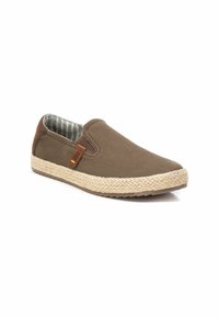 Zapato slip-on de lona marrón con una suela de yute texturizada, que presenta un forro de tela a rayas y un detalle de ante sintético marrón en el talón.