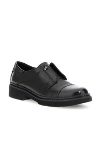 Černé kožené boty na slip-on s kulatou špičkou, ozdobným prošíváním, vykrojenými detaily a nízkým gumovým podpatkem. Lesklý povrch.