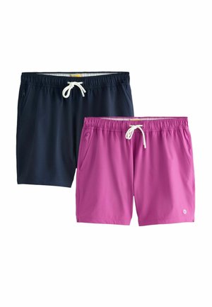 Zwei Paar Badeshorts, eines dunkelblau und eines knallpink, mit weißen Kordeln und seitlichen Reißverschlusstaschen auf weißem Hintergrund.