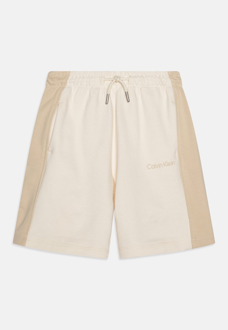 Pantalones cortos de Calvin Klein hechos de una mezcla de algodón, con una base color crema y paneles laterales color marrón. Cintura elástica con cordón ajustable. Dos bolsillos laterales.