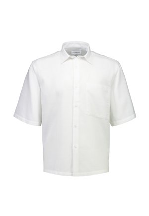 Biała koszula na krótki rękaw z guzikami, z pojedynczą kieszenią na piersi i klasycznym kołnierzykiem, przedstawiona na jednolitym białym tle.