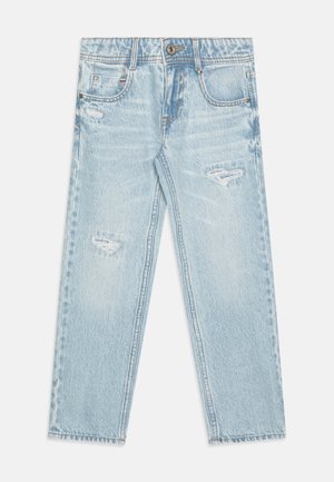 Jasnoniebieskie, przetarte jeansy z denimu z zapięciem na guzik i zamek błyskawiczny, kieszeniami z przodu i z tyłu oraz prostą nogawką.