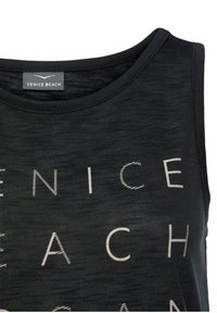 Schwarzes Tanktop mit runder Ausschnitt und strukturiertem Stoff. "VENICE BEACH"-Schriftzug in heller Farbe auf der Vorderseite, mit unterschiedlichen Schriftarten.