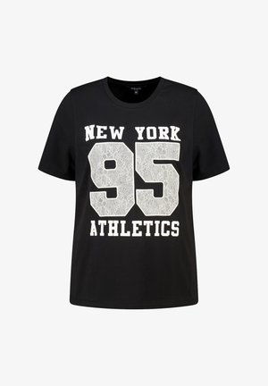 Zwart T-shirt met korte mouwen met witte tekst "NEW YORK ATHLETICS" en een grote "95" gevuld met een wit kantpatroon aan de voorkant.