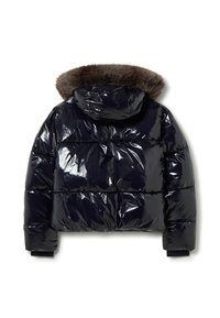 Chaqueta de plumas en material negro brillante con capucha forrada de pelo, diseño acolchado y puños acanalados para un ajuste ceñido. Se muestra la vista trasera.