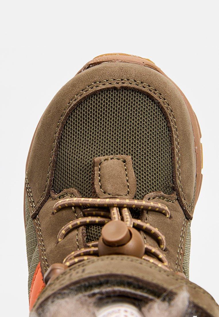 Braune Wildleder- und Mesh-Stiefel mit runden Schnürsenkeln, beiger Gummisohle und orangefarbenen Akzenten. Verfügt über einen Toggle-Verschluss für Anpassungen.
