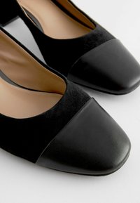 Next FOREVER COMFORT LOW BLOCK REGULAR WIDE FIT - Klassikalised kontsakingad - black toe cap