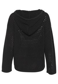 Melnā kapucēta sporta krekla ar perforētu dizainu, ar garām piedurknēm un noapaļotu apakšmali. Materiāls šķiet teksturēts un elpojošs.