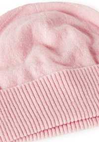 Roze gebreide muts met een geribde boord, met een zachte textuur en subtiele variaties in kleur door de stof heen.