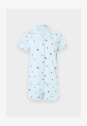 Hellblaues kurzärmliges Pyjamaoberteil mit Knöpfen und passenden Shorts mit kleinen roten Erdbeerprints auf einem einfarbigen Hintergrund.