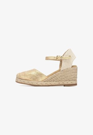 Sandalo espadrilla con zeppa beige, cinturino alla caviglia, punta chiusa, trama intrecciata e fibbia dorata su sfondo bianco.