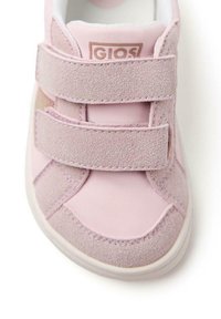 Zapatilla rosa con material de ante y cuero, que presenta dos correas ajustables de Velcro, puntera redonda y una suela de goma blanca.