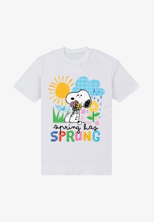 Snoopy drží květiny s kolem slunce, deště a květin, text „Jaro je tady“ barevnými písmeny na bílém tričku.