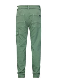 Pantaloni cargo verdi con design affusolato, polsini elasticizzati e numerose tasche, realizzati in morbido tessuto di cotone con una texture liscia.