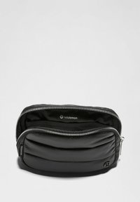 Fekete táska steppelt textúrával, ezüst cipzáras zárással. Belül egy hálós zseb található, valamint a belső bélésen a lululemon logó.