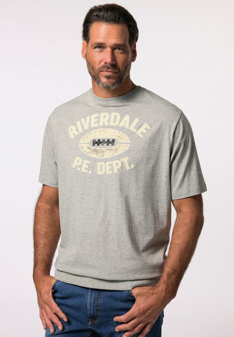 Camiseta de manga corta gris hecha de algodón; presenta un estampado en blanco que dice "RIVERDALE P.E. DEPT." con un gráfico de fútbol; corte relajado.