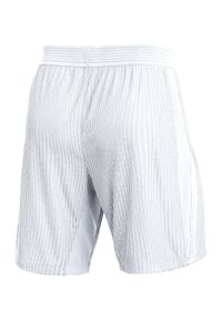 Hellgraue Sport shorts mit strukturiertem Rippdesign, elastischem Taillenbund mit Perforationen und seitlichen Schlitzen für verbesserte Beweglichkeit.