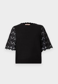 Černý top s krátkým rukávem, který má krajkové rukávy s geometrickými vzory, okrasný výstřih a žebrovaný lem. Hladká textura látky celkově.
