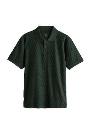Polo de color verde oscuro con un patrón de tablero de ajedrez texturizado, mangas cortas y un collar clásico. Cuenta con un cierre de botones.