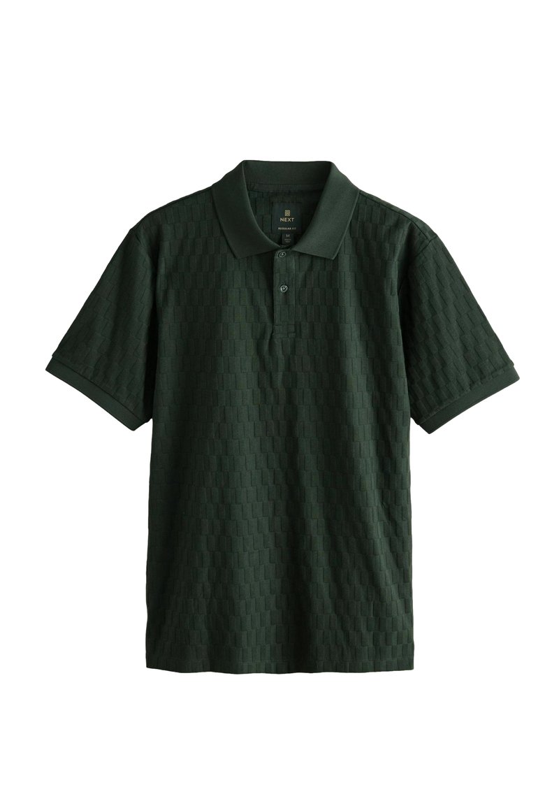 Polo de color verde oscuro con un patrón de tablero de ajedrez texturizado, mangas cortas y un collar clásico. Cuenta con un cierre de botones.
