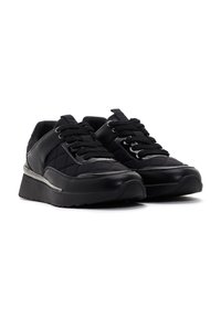 Scarpe sportive nere in pelle e tessuto trapuntato, con punta rotonda, design con lacci e suola spessa e testurizzata.
