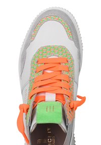 La sneaker presenta una toma in pelle bianca con accenti grigi e una trama in rete texturizzata verde e arancione. Lacci arancioni brillanti e una linguetta sul tallone verde.