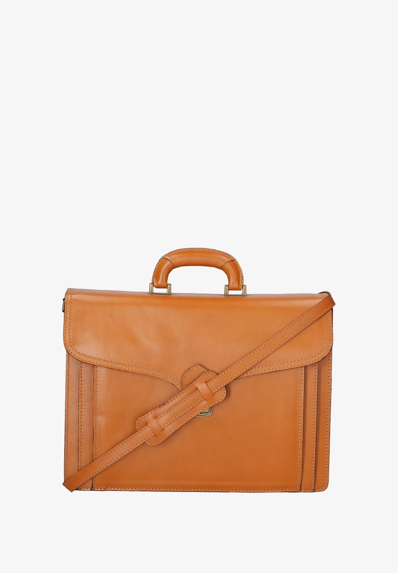 Malette en cuir tan avec une forme structurée, une poignée supérieure et une bandoulière amovible. Caractéristiques : accents de couture et rabat avant avec une boucle.