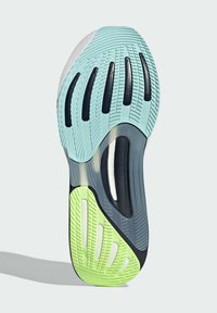 Suola della scarpa con un design multicolore che presenta sezioni di blu chiaro, nero e verde neon. Texture scanalata per aderenza e flessibilità.