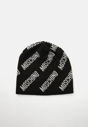 Sorte strikket beanie med gentagne hvide "Moschino" tekstmønstre, blød struktur, rund krone og tætsiddende design.