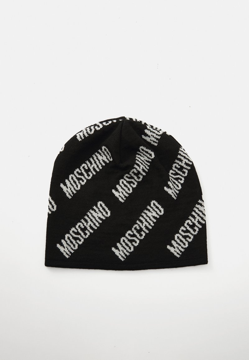 Must have mustriga, millel on korduv valge "Moschino" teksti muster, pehme tekstuur, ümmargune kroon ja sobiv disain.