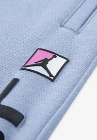 Jordan BASELINE PANT UNISEX - Jogginghose - light blue