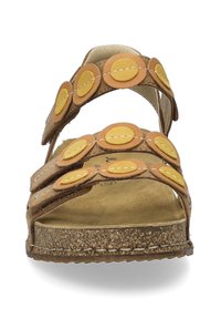 Sandale en cuir marron avec trois sangles réglables, ornée d'accents jaunes ronds ; semelle intérieure texturée et semelle extérieure en liège.