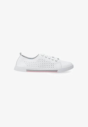 Białe sneakersy z perforowaną cholewką, okrągłym noskiem i sznurowanym zapięciem. Posiadają teksturowaną powierzchnię i paskowy akcent wzdłuż podeszwy.