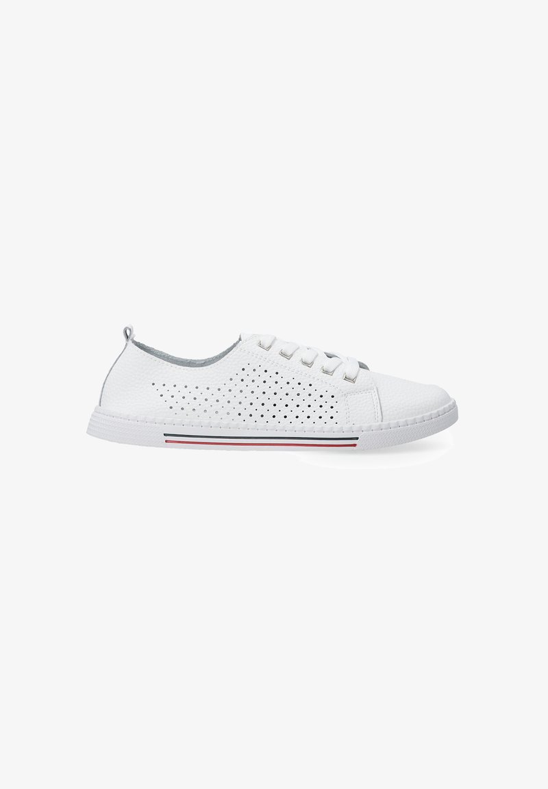 Weiße Sneaker mit perforiertem Obermaterial, runder Zehenpartie und Schnürverschluss. Verfügt über eine strukturierte Oberfläche und einen gestreiften Akzent entlang der Sohle.