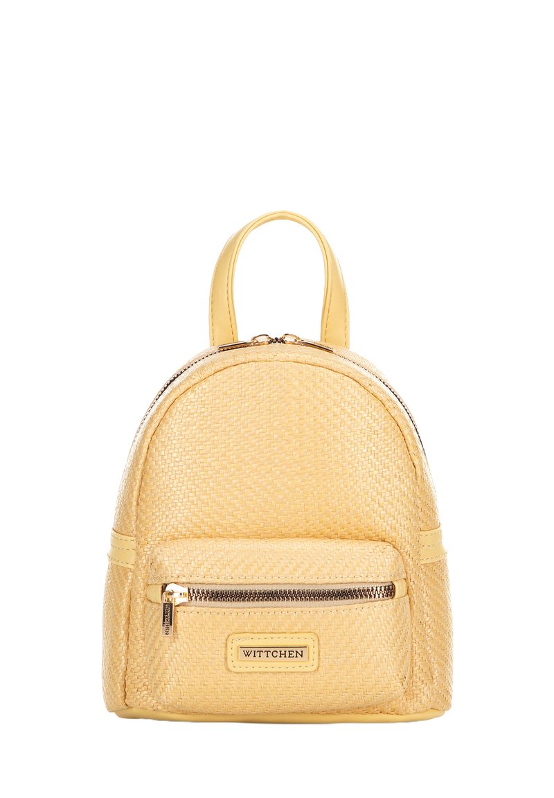 Zaino intrecciato giallo con forma arrotondata, dotato di manico superiore, tasca frontale con zip e un discreto dettaglio di branding nella parte inferiore.