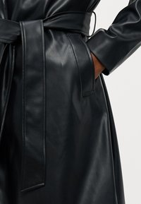 ONLY Petite ONLBINA WRAP - Ballonkabát - black