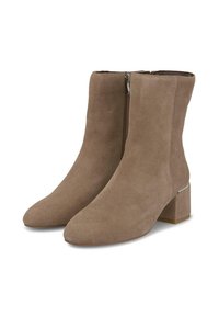 Botas de tobillo de ante topo con punta redonda, cremallera lateral y tacón cuadrado con un acento metálico. Textura suave y diseño elegante.