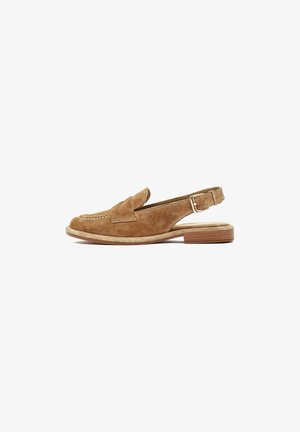 Brauner Wildleder-Slingback-Slipper mit Nahtdetails, flacher Sohle und verstellbarem Schnallenriemen auf weißem Hintergrund.