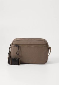 Sac bandoulière marron en matière texturée. Comprend une poche avant zippée, une sangle réglable et un détail logo sur le devant.