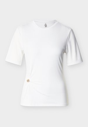 T-shirt blanc à manches courtes et coupe ajustée avec encolure ronde et un petit anneau doré décoratif réunissant le tissu sur le bas gauche.