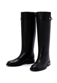 Stivali alti neri in pelle con un design elegante, texture liscia, tacchi bassi impilati e dettagli decorativi in fascia e accessori metallici.