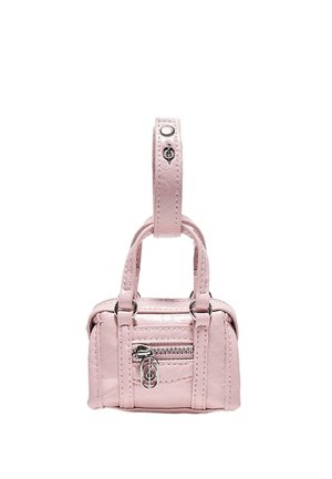 Piccola borsa rosa chiaro con doppi manici, tasca frontale con cerniera e una tracolla corta con chiusura a bottone metallico sopra.