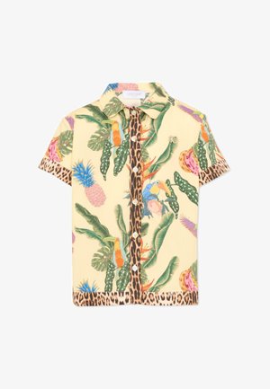 Kort mouw geel overhemd met knopen en een tropische print van groene bladeren, kleurrijke vogels, ananassen en een luipaardprint bies op de kraag en mouwen.