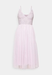 Vestido sin mangas de color rosa claro con tirantes finos, un corpete decorado con cuentas y una falda de tul fluida, diseñado para ocasiones formales.