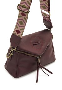 Borsa in pelle bordeaux con finitura testurizzata, chiusura con zip e tracolla regolabile decorata con motivi geometrici in rosa e verde.