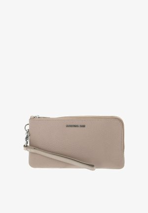 Portefeuille en cuir beige avec une surface texturée, fermeture éclair, bracelet pour poignet et détail du logo à l'avant. Design rectangulaire compact.