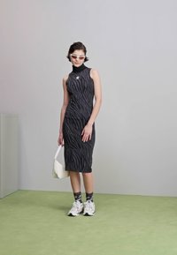 adidas Originals ALLOVER ZEBRA - Laisvo kirpimo suknelė - carbon/black