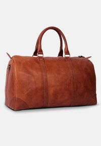 Hellbraune Lederreisetasche mit abgerundeter Form, zwei Griffen, zwei vertikal gesteppten Akzenten und Reißverschlussverschluss. Glatte Textur mit minimalistischem Design.