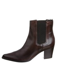 Bottines en cuir brun avec un bout pointu, des panneaux latéraux élastiques et un talon bloc. La texture est lisse avec des détails de grains subtils.