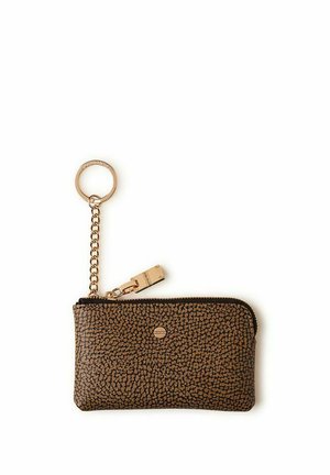 Pochette marron texturée zippée avec chaîne et porte-clés dorés attachés.